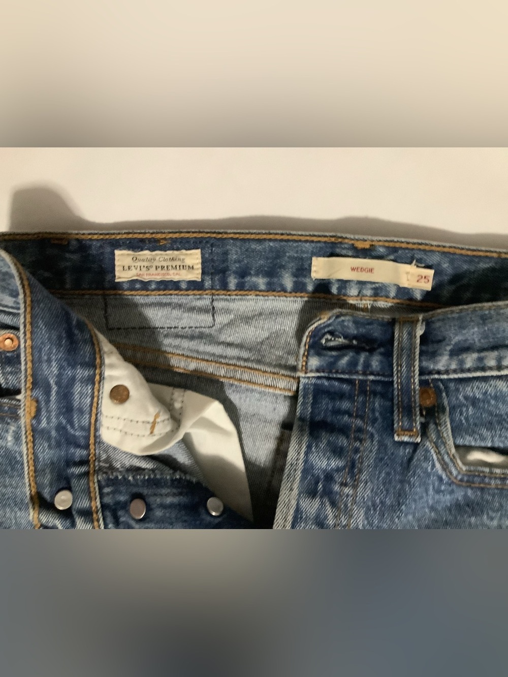 Levis Premium Jeans Wedgie Womens Size 25 Button Fly Medium Wash Distressed EUC - Picture 4 of 6